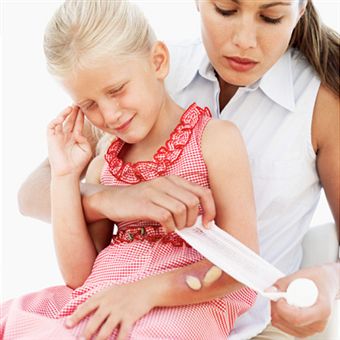 Cómo curar heridas leves en niños