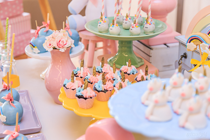 mesa de dulces para fiesta temática unicornios