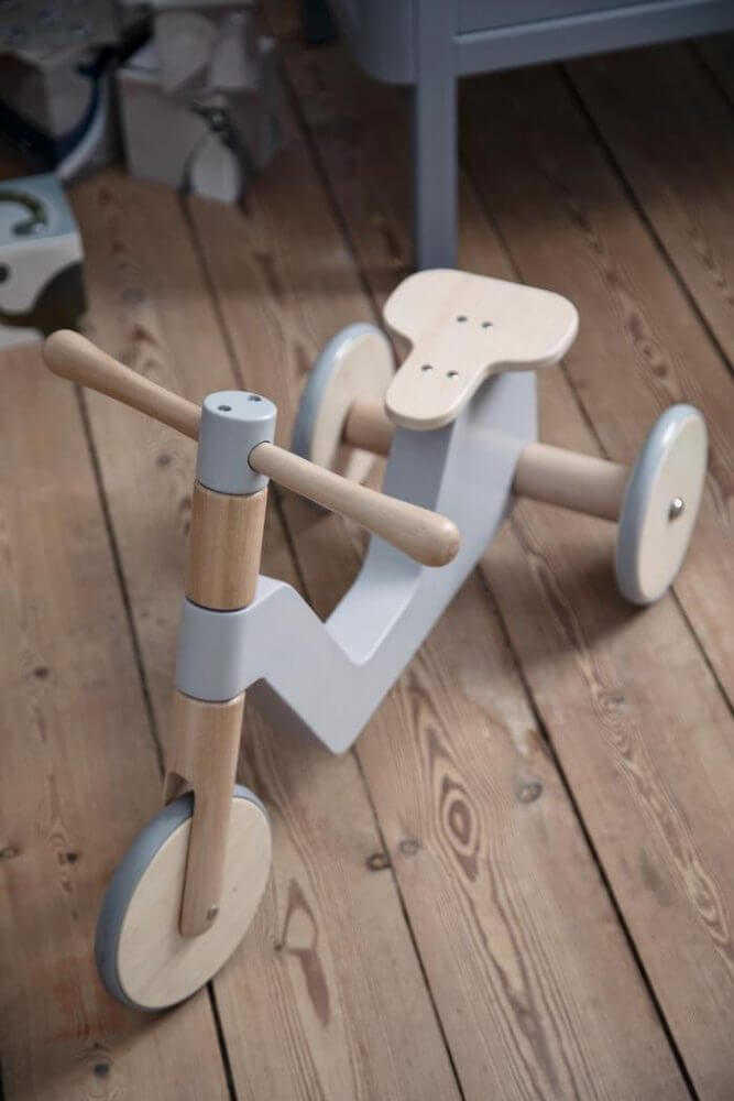 triciclo clásico de madera