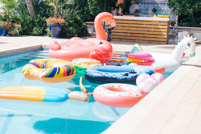 fiesta infantil de flamencos en la piscina