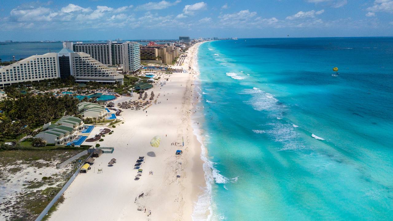 Cancún Reabre a Turistas y Abre Vacantes de Empleo